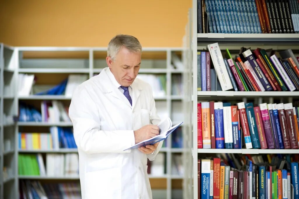 Library of medicine. Медицинская библиотека. Научная медицинская библиотека. Библиотека медика. Врач в библиотеке.