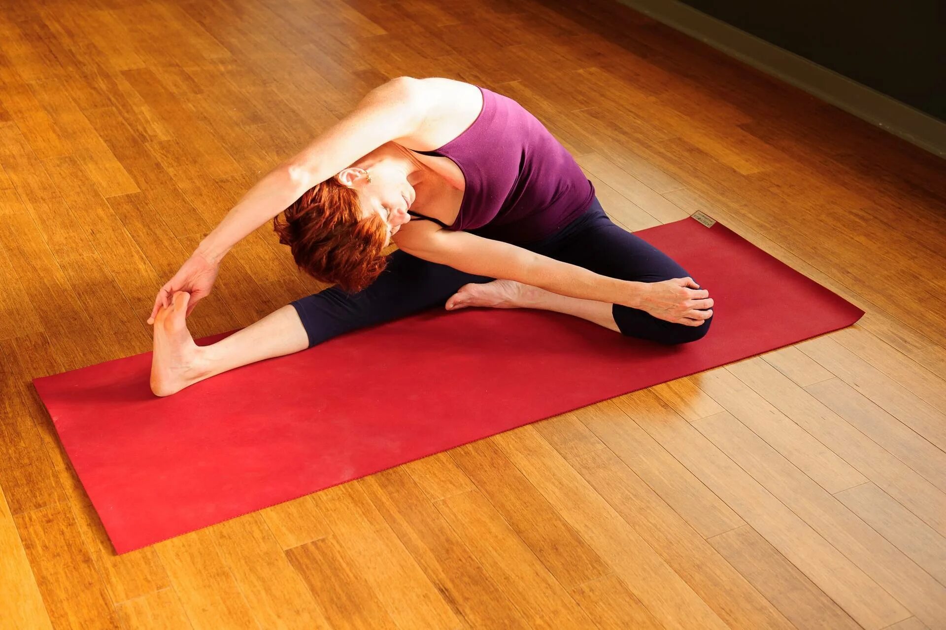 Упражнения на растяжку в йоге. Упражнения для йоги. Домашняя гимнастика. Растяжка скручивание позвоночника. Пауэр йога упражнения.