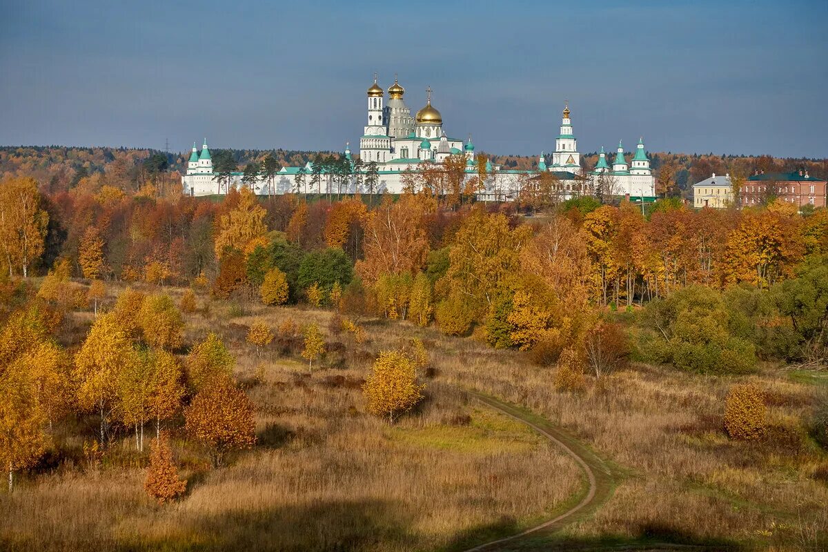 Александровский сад москва. Золотая осень в подмосковье. Осень река дубна. Золотая осень в подмосковье. Осенняя церковь.