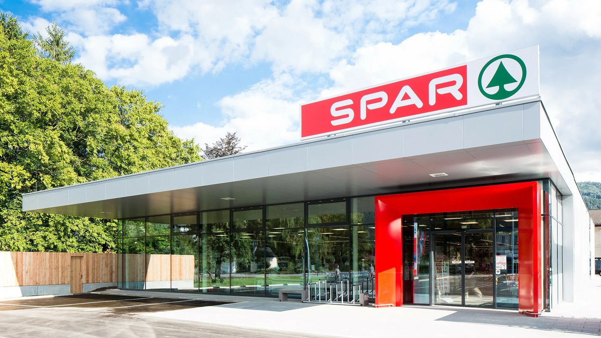 Спар сайт. Супермаркет спармилдволга. Спар. Spar супермаркет. Магазины Спар в Европе.