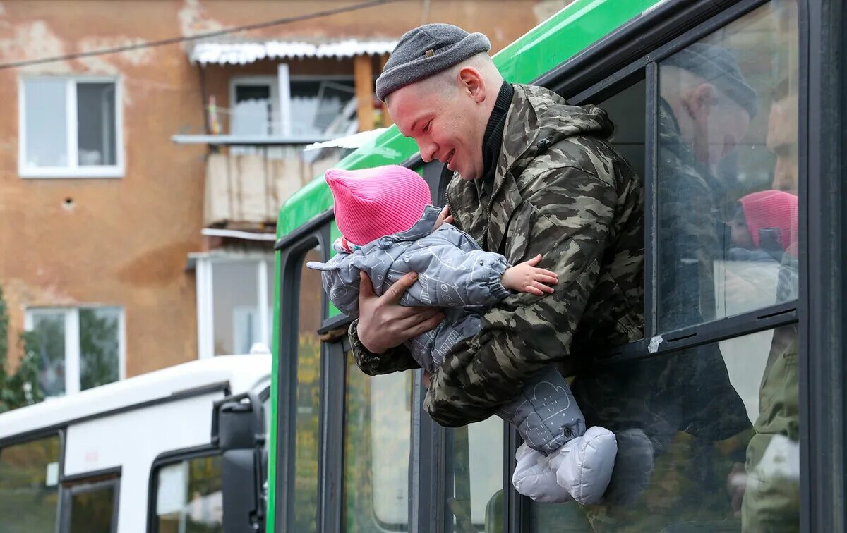 Единовременное военный семья. Дети мобилизованных. Поддержка семей военнослужащих. Многодетные мобилизация. Мобилизация в России.