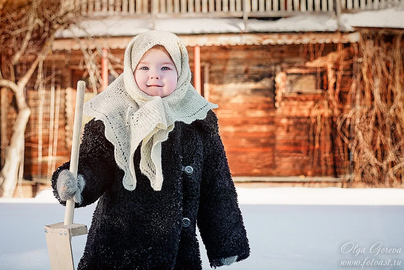 Фото в шубах и платках. Зимняя фотосессия. Зимняя фотосессия в деревне. Зимняя фотосессия в деревенском стиле. Девочка зимой в деревне.