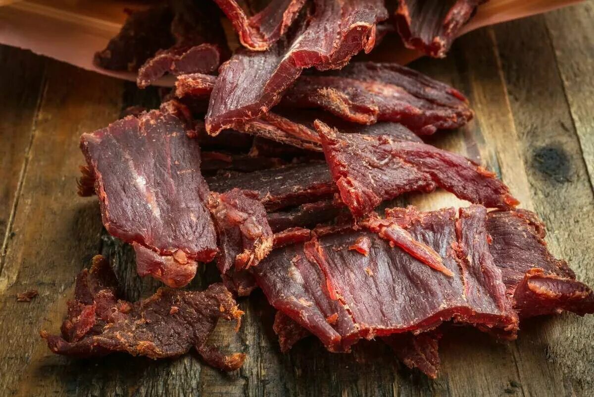 Сколько вялить мясо. Джерки говядина сыровяленая. сушеное мясо джерки. джерки конина. вяленая говядина брезаола.