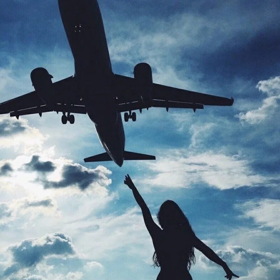 Девушка в самолете. Самолет в небе. Небо самолет девушка. Фотосессия с самолетом. Улетай красиво песня