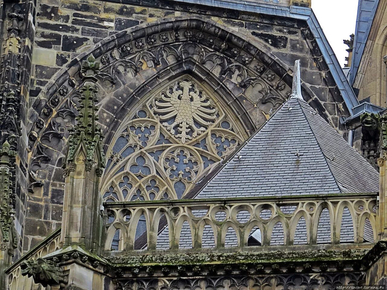 ахенский собор карла великого. капелла это здание городского совета средневековом городе. капелла собор архитектура. капелла это здание городского совета средневековом городе. пьета кёльнский собор.