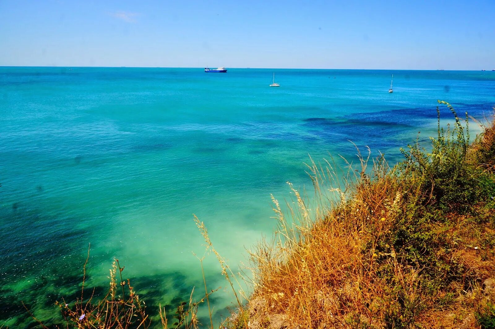 Чистый пляж в геленджике. Вода в геленджике. Скала парус прасковеевка. Анапа сосновка пляж. Вода в геленджике.
