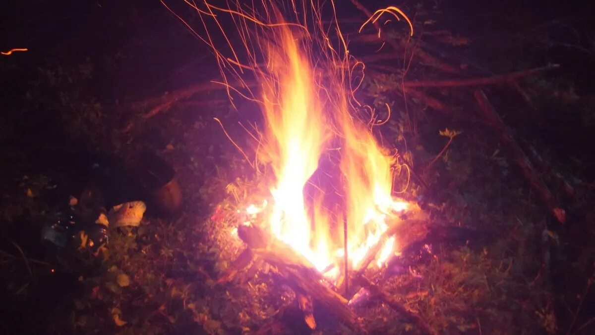 Гори огнем. Горит любовь. Огонь души. Огонь разгорается то гаснет. Небольшой текст описание.