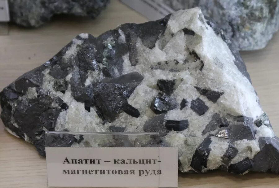 Гок олкон оленегорск. Апатит минерал хибины. Апатиты нефелин камень. Руды кольского полуострова. Руды кольского полуострова.