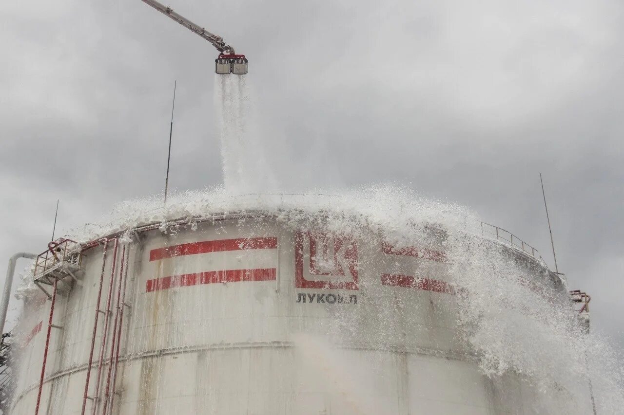 Пожарная охрана нефтезавода. Завод лукойл волгоград. Атака на волгоградский нпз. Атака на ильский нпз. Атака на волгоградский нпз.
