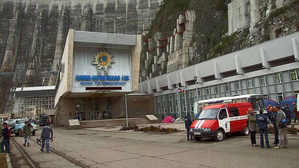 Погода саяно шушенской. Саяно-шушенская гэс. Рыбалка на саяно шушенском водохранилище. Береговой водосброс саяно-шушенской гэс. Саяно-шушенская гэс 2009.