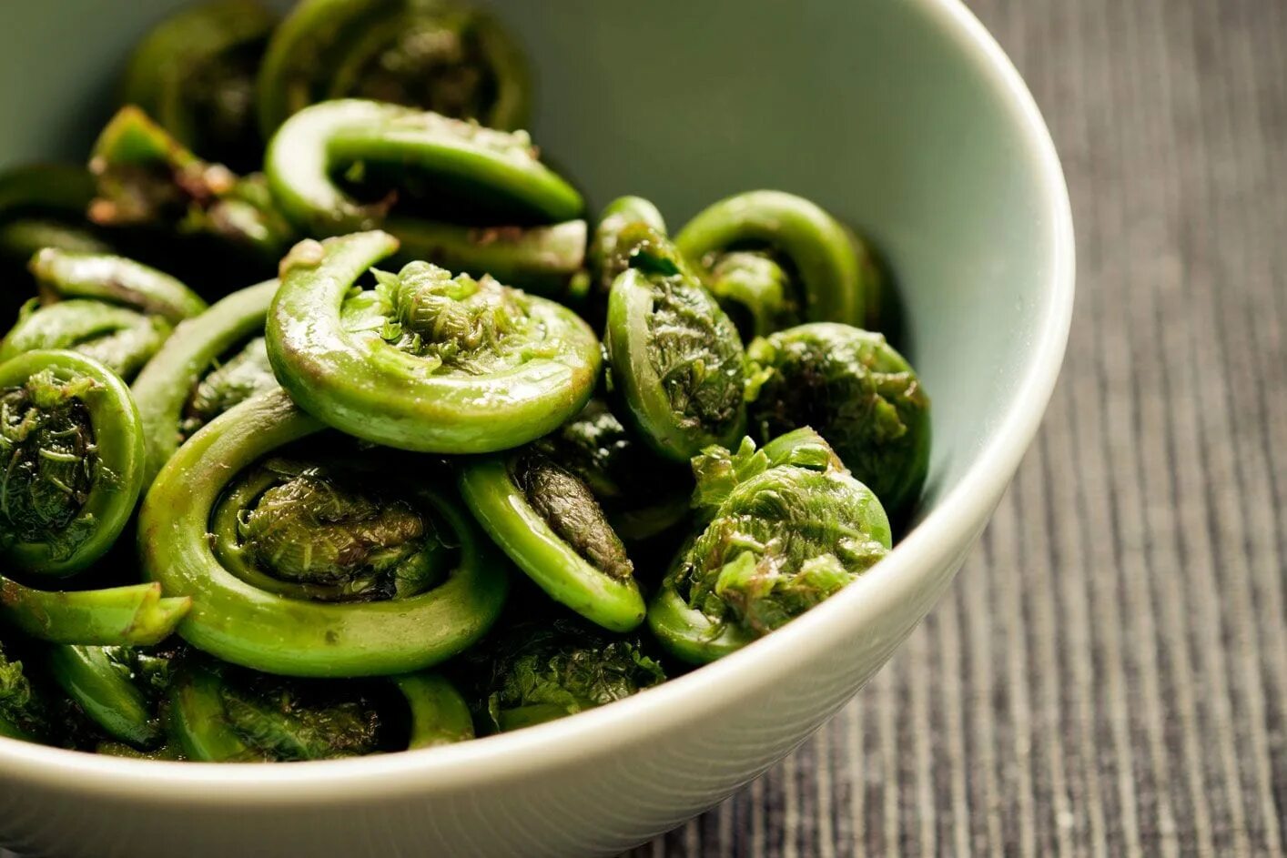 Баклажан это папоротник. Баклажан это папоротник. Marinated eggplant. Баклажаны острые закуска. Блюда зеленого цвета.