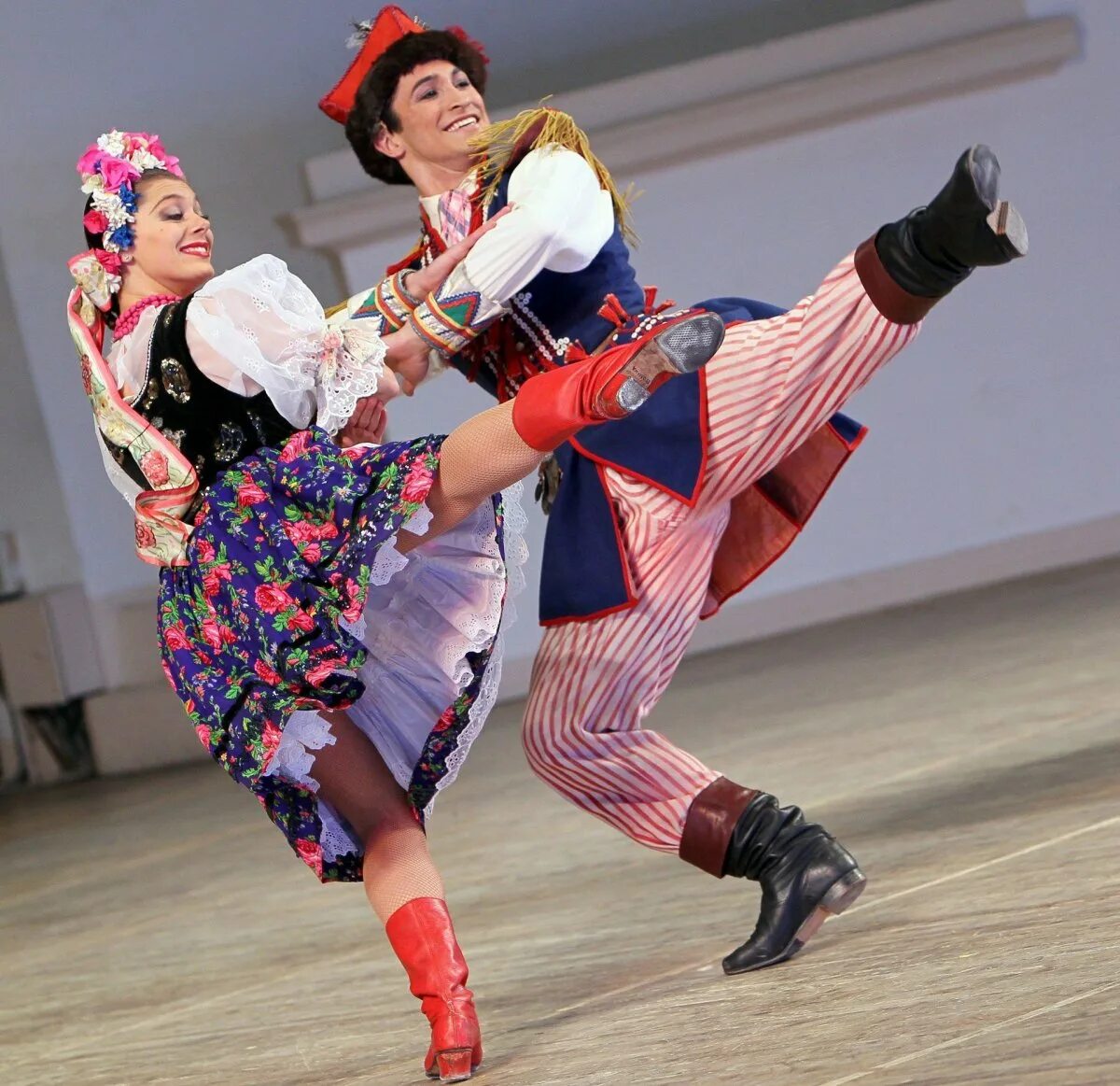 Костюм польский национальный танец краковяк. Краковяк польша. Полька краковяк. Полька краковяк. Костюм польский национальный танец краковяк.