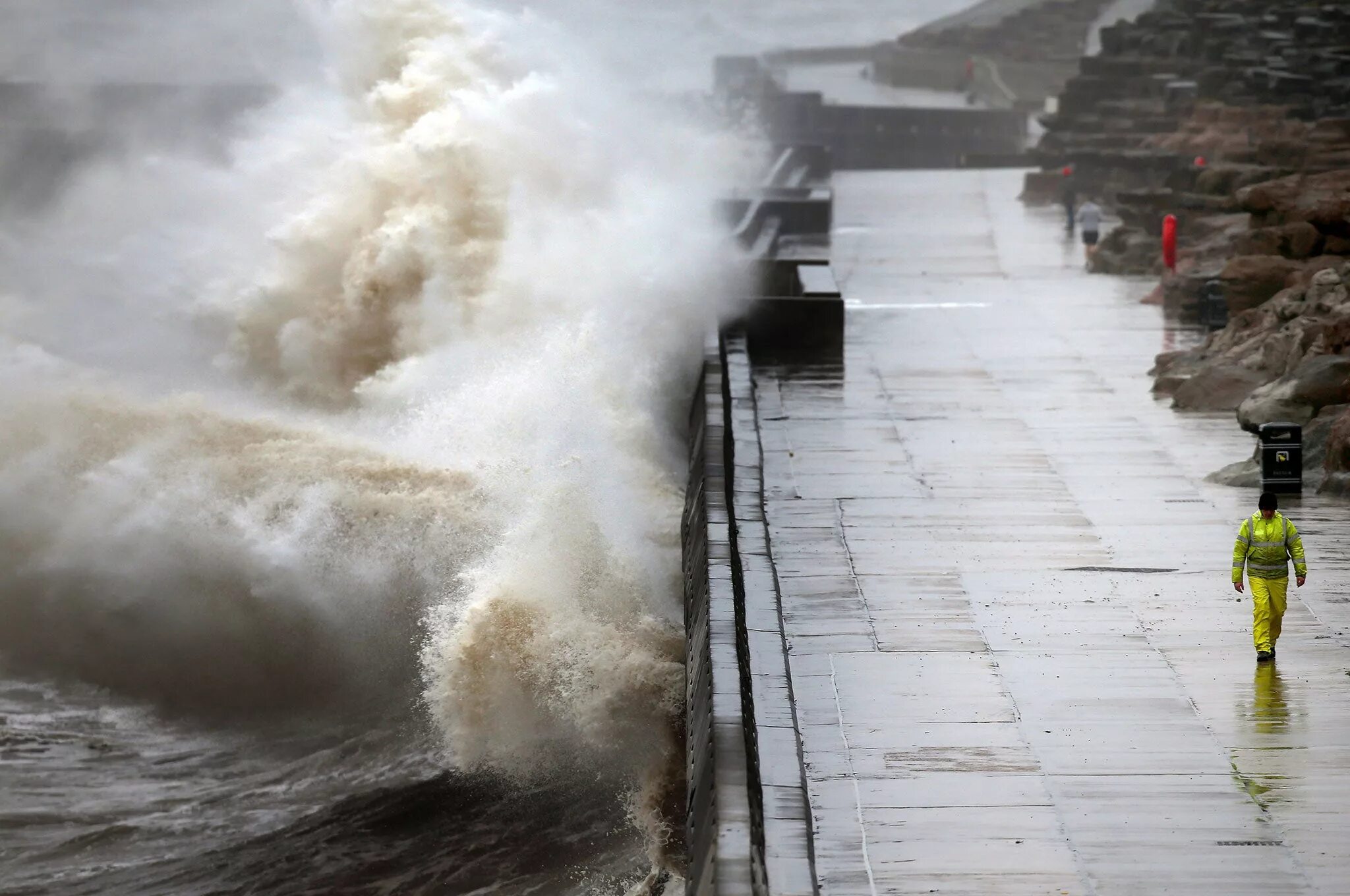 Natural disasters tsunami. ЦУНАМИ Торнадо Тайфун. Ураганы смерчи Торнадо ЦУНАМИ наводнения. Тайфун Доксури 2023. Шторм Тайфун ураган.