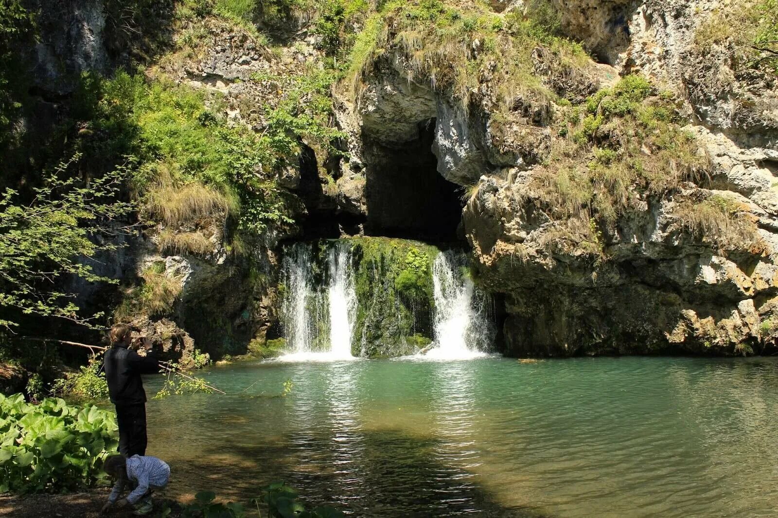 Водопады республики башкортостан. Атыш водопад Башкирия. Водопад Атыш Белорецкий район. Водопад Атыш Урал. Пещера Атыш Белорецкий район.