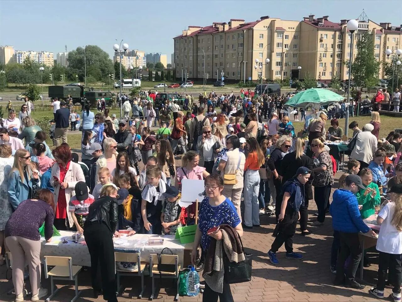 Виртуальный брест сегодня. Праздник в городе. Сегодняшний праздник. Гуляния на площади города со сценой. Парк 1000 летия Ярославля.