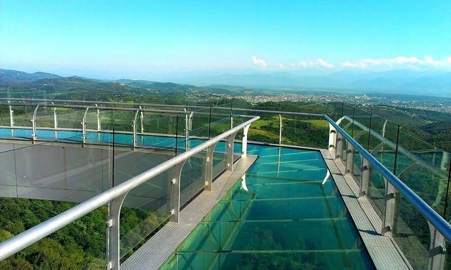 Стеклянный мост в гагре абхазия. Стеклянный мост в китае хуньчунь. Стеклянный мост бэйдайхэ. Стеклянный мост в абхазии бзыбь. Абхазский дворик стеклянный мост абхазия бзыбь.