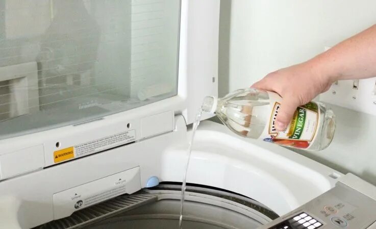Чем промыть стиральную машинку от запаха. Уксус в стиральную машину. Чистка стиральной машины. Чистка стиральной машины уксусом. Уксус для машинки стиральной автомат.