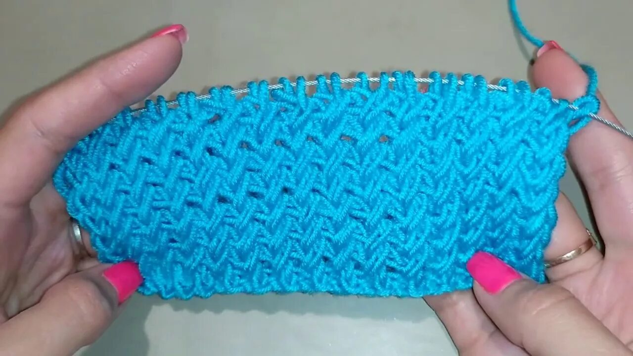 Резинка 2 2 по кругу. Резинка 2 2 по кругу. Двухцветное вязание спицами по кругу. Красивая резинка для шапки. Закрытие петель резинки 2х1 иглой.