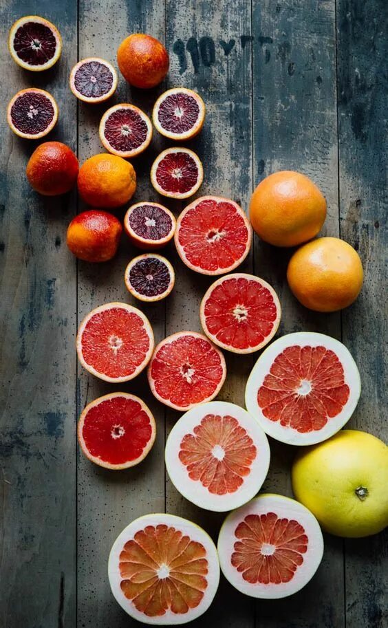 Грейпфрут и апельсин. Фрукты в разрезе. Красивые фрукты. Сочный грейпфрут. Разные цвета фруктов говорят о том что
