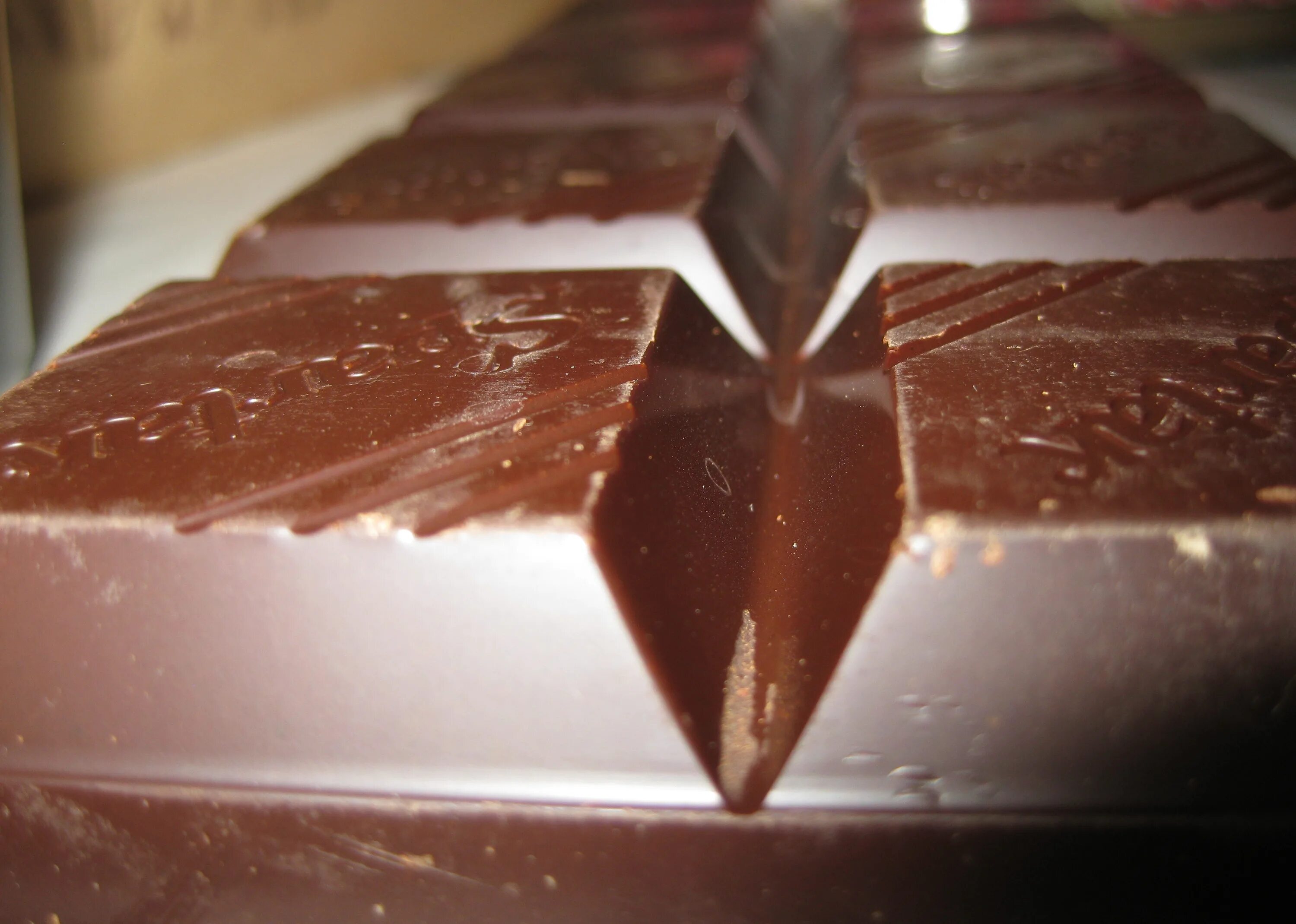 Шоколад бол. Большая плитка шоколада. Огромная плитка шоколада. Шоколадные плиты большие. Крупный шоколад.