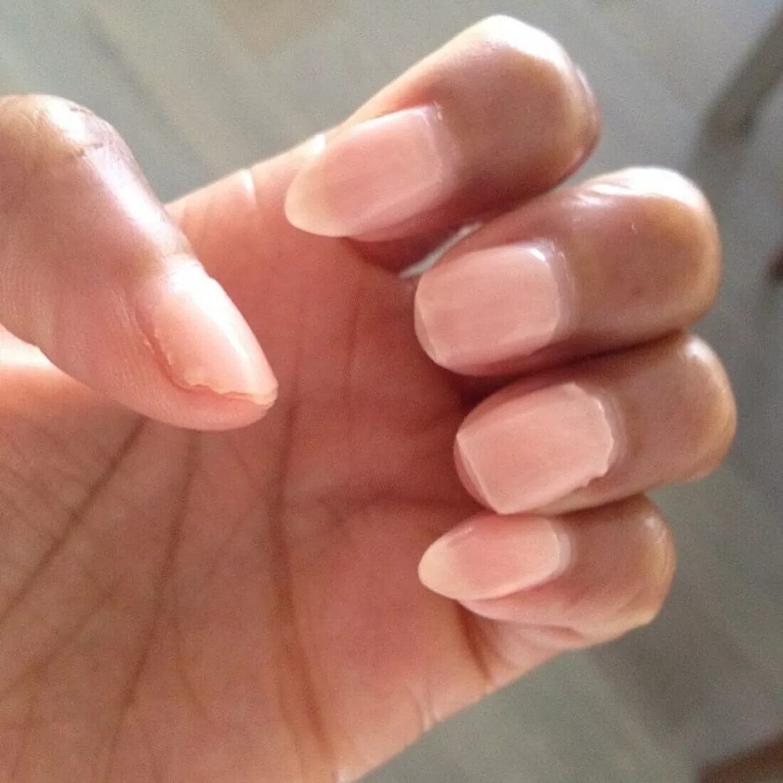 Палец с маникюром. На двух моих пальцах уже нету ногтей. Красивые и некрасивые ногти. Лунки на ногтях. Приколы про маникюр.