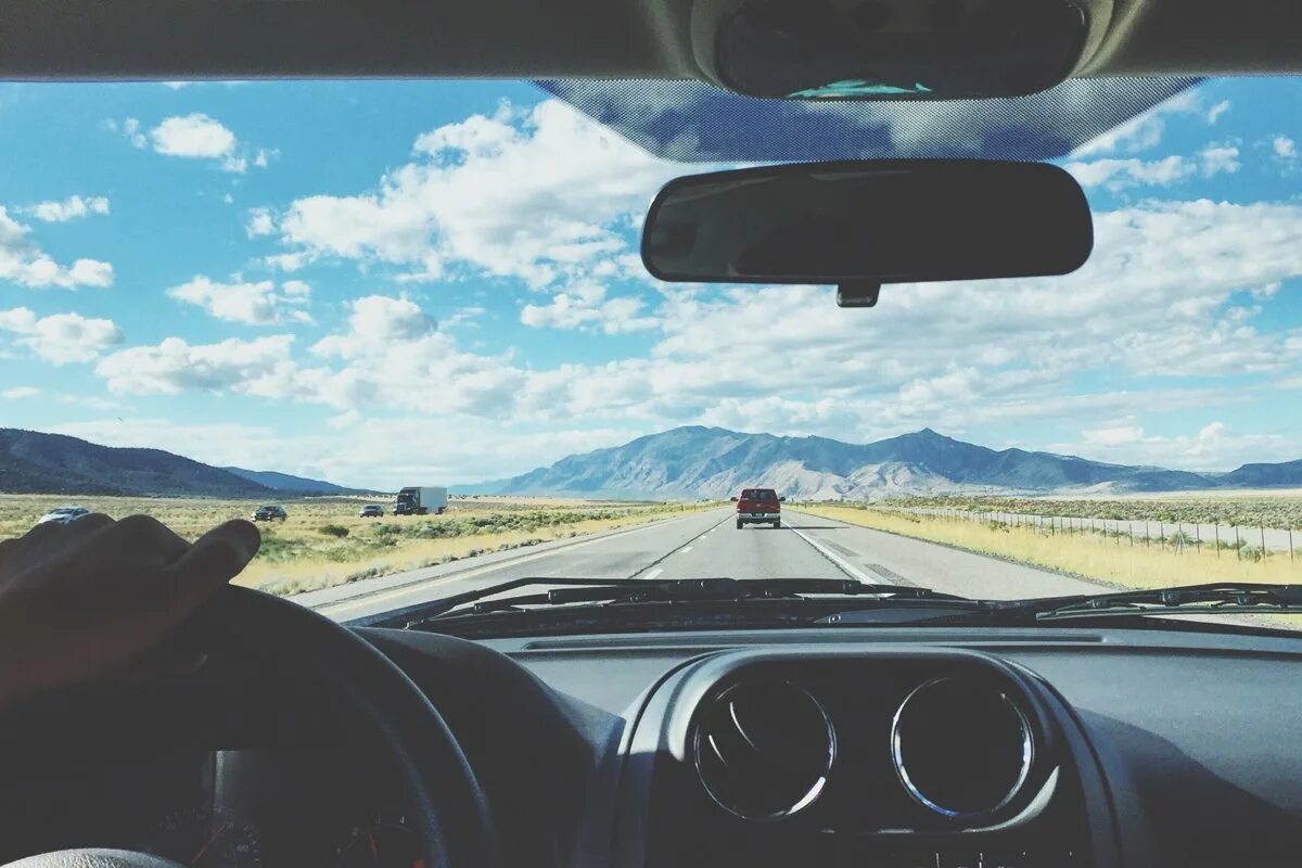 Looking outside inside. Окно фото. Красивый вид из машины. Looking outside inside. Предприятие внутри силуэт.