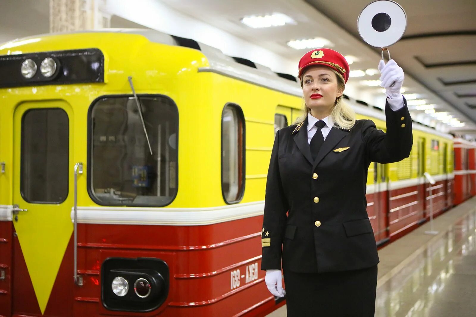 Парад поездов в москве. Выставка поездов метро на Партизанской 2022. Парад метро 2022 Москва. Станция Партизанская парад поездов. С днем метрополитена.