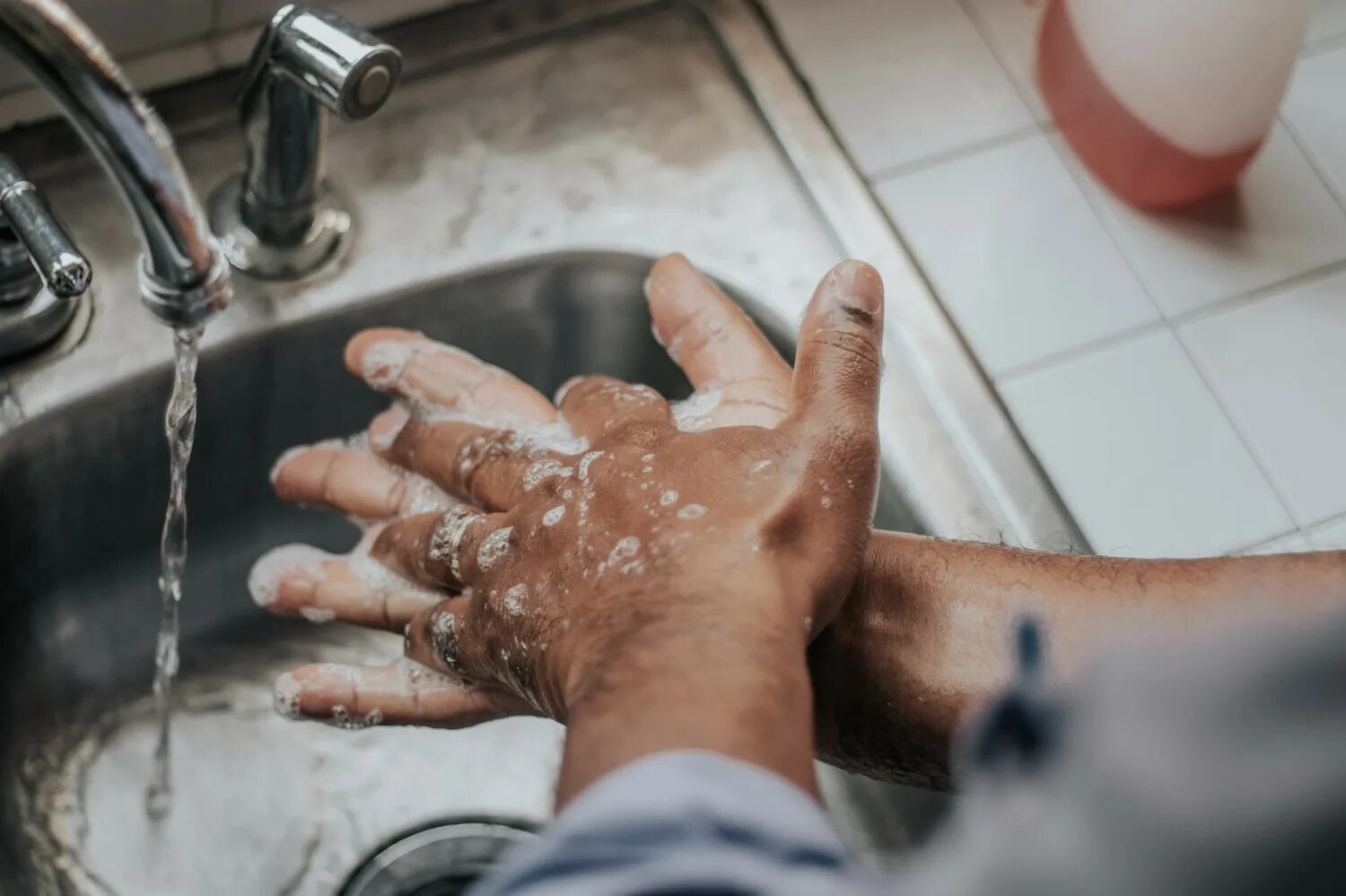 Мытье. Hand washing and Covid-19. Частое мытье рук. Личная гигиена рук. Фото как человек моет руки.