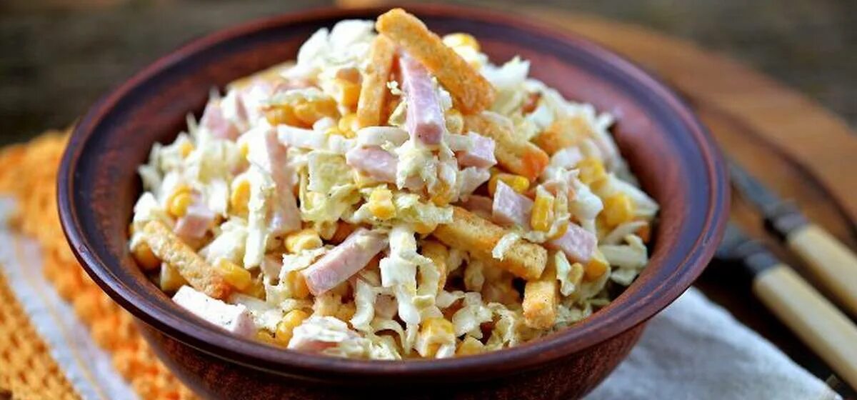 Салат с кукурузой сыром и сухариками. Салат моя прекрасная леди. салат моя прекрасная леди из пекинской капусты и сухариков. салат с сухариками королевский. пекинская капуста ветчина кукуруза.