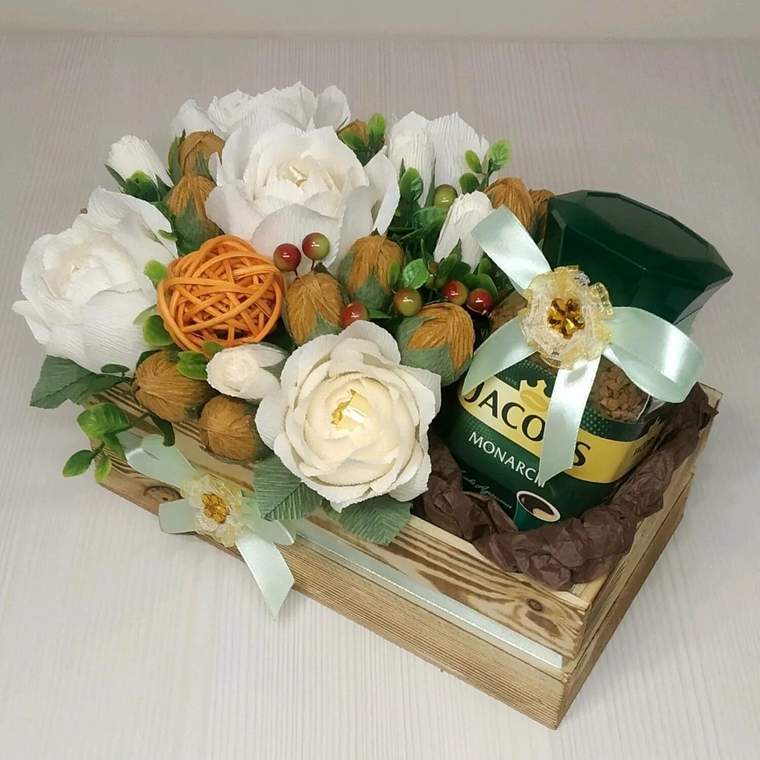 Новогодние букеты и композиции. Новогодние букеты и композиции. Букет с конфетами и цветами. Цветы с конфетами. Подарочная корзина для мужчины.