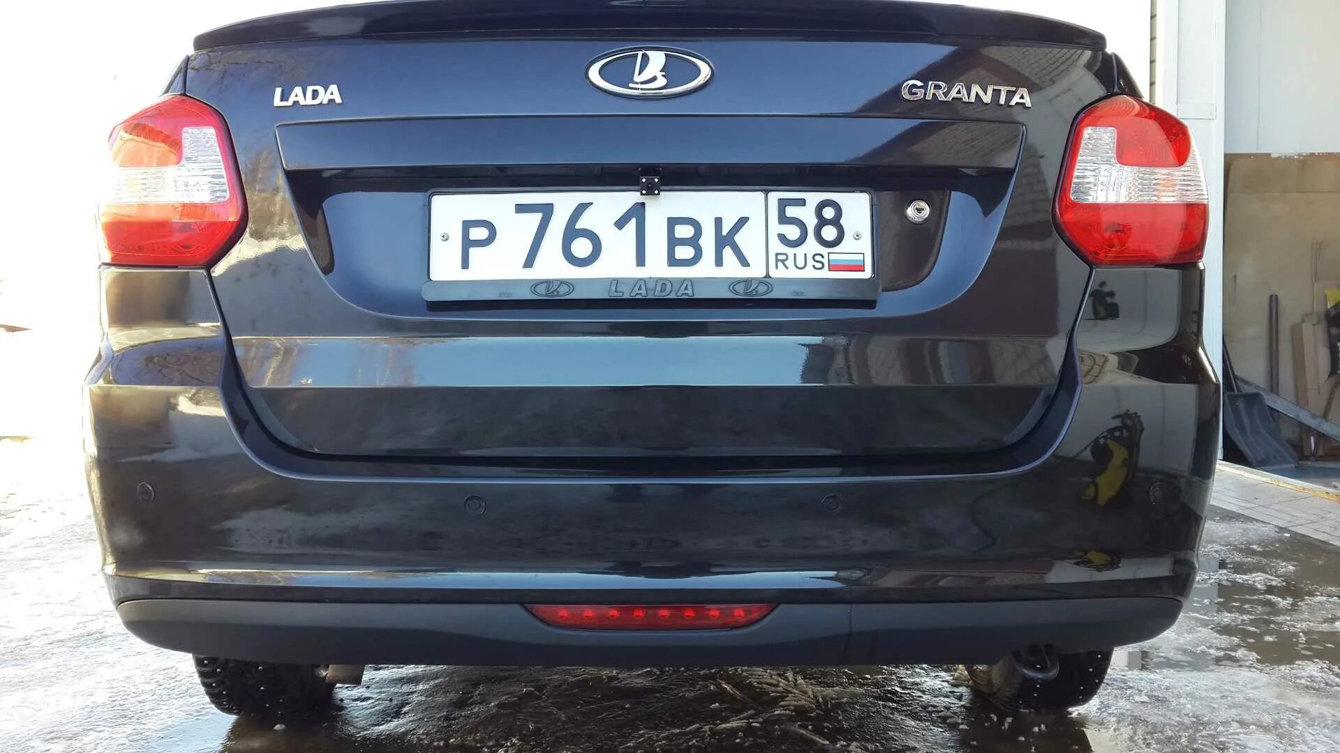 2 парктроник. Установка парктроника гранта лифтбек. Установка парктроника гранта лифтбек. Гранта фл лифтбек парктроники. Штатный парктроник на гранту лифтбек.