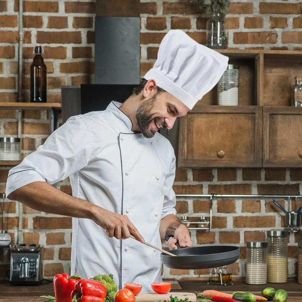 Повар на кухне. Шеф повар кухня. Шеф повар готовит. Фотосессия повара на кухне.