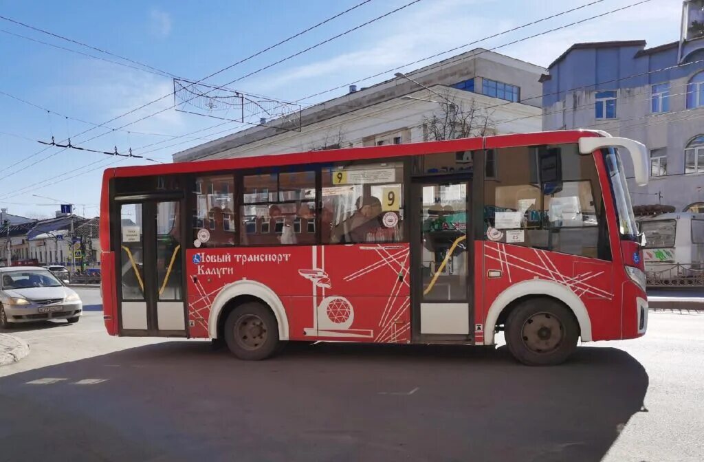 Факел калуга автобусные туры. Калужский автобус. Калужский автобус красный. Автобус 3. Красные автобусы Калуга.