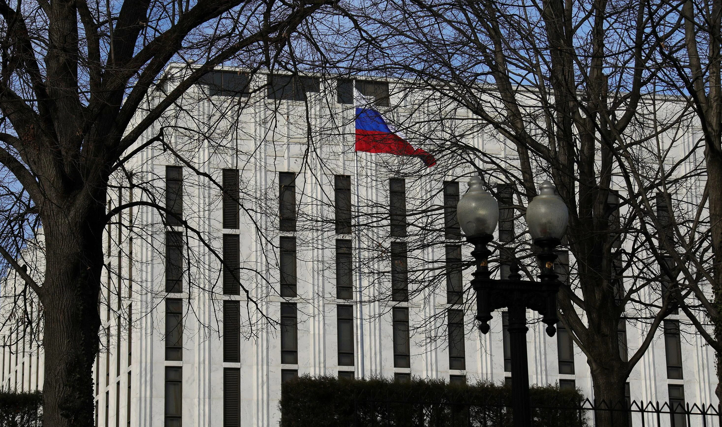 Посольство сша экстремисты. Посольство РФ В Вашингтоне. Посольство Российской Федерации в США. Посольство РФ В США. Здание посольства России в США.