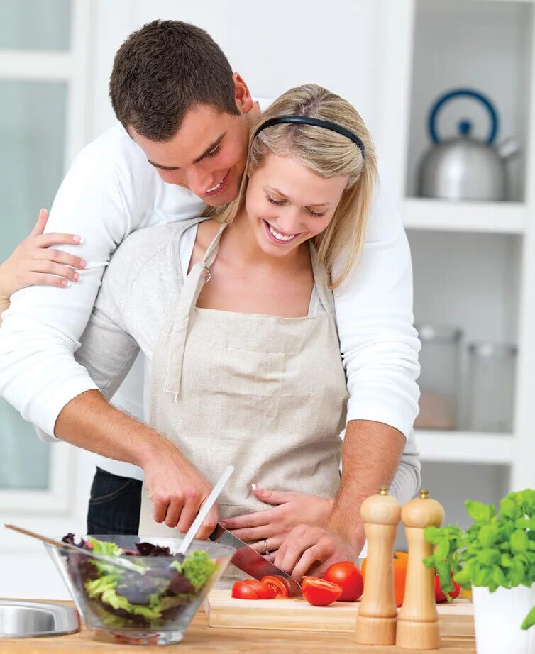Заботятся о питании и. Готовим вместе. Мужчина и женщина на кухне. Мужчина и женщина вместе.
