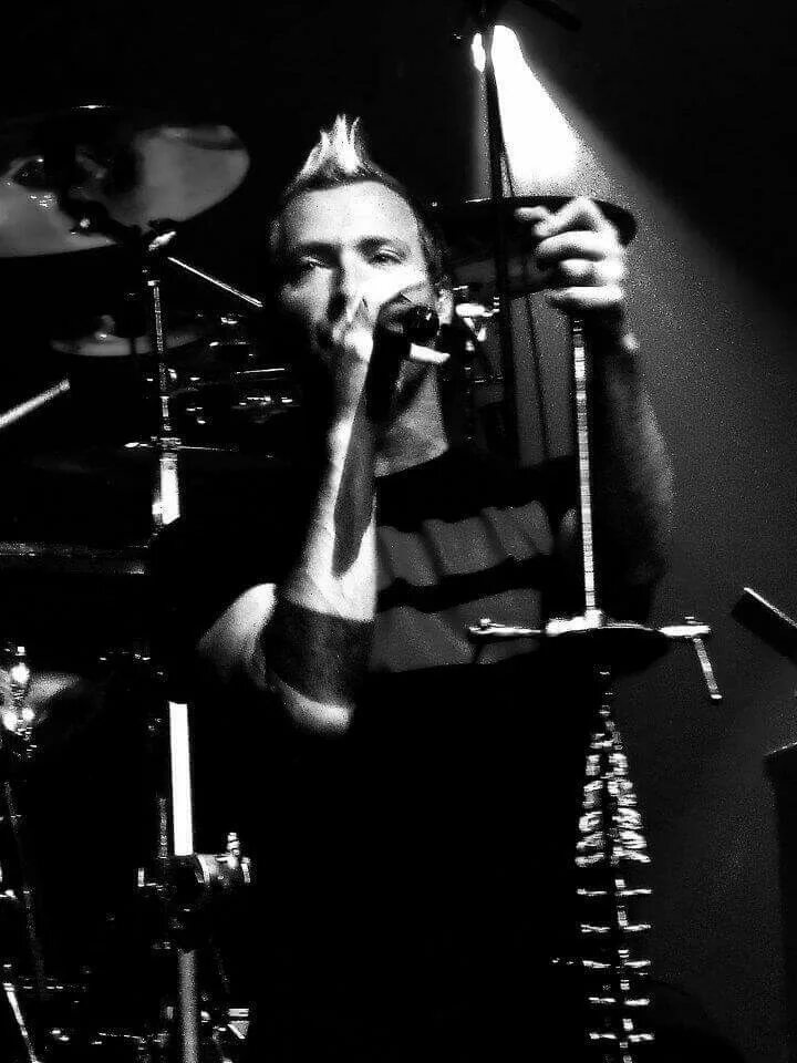 Take it out on me thousand foot. Вокалист thousand foot krutch. тревор макнивен. thousand foot krutch тревор. саузенд фут кратч.