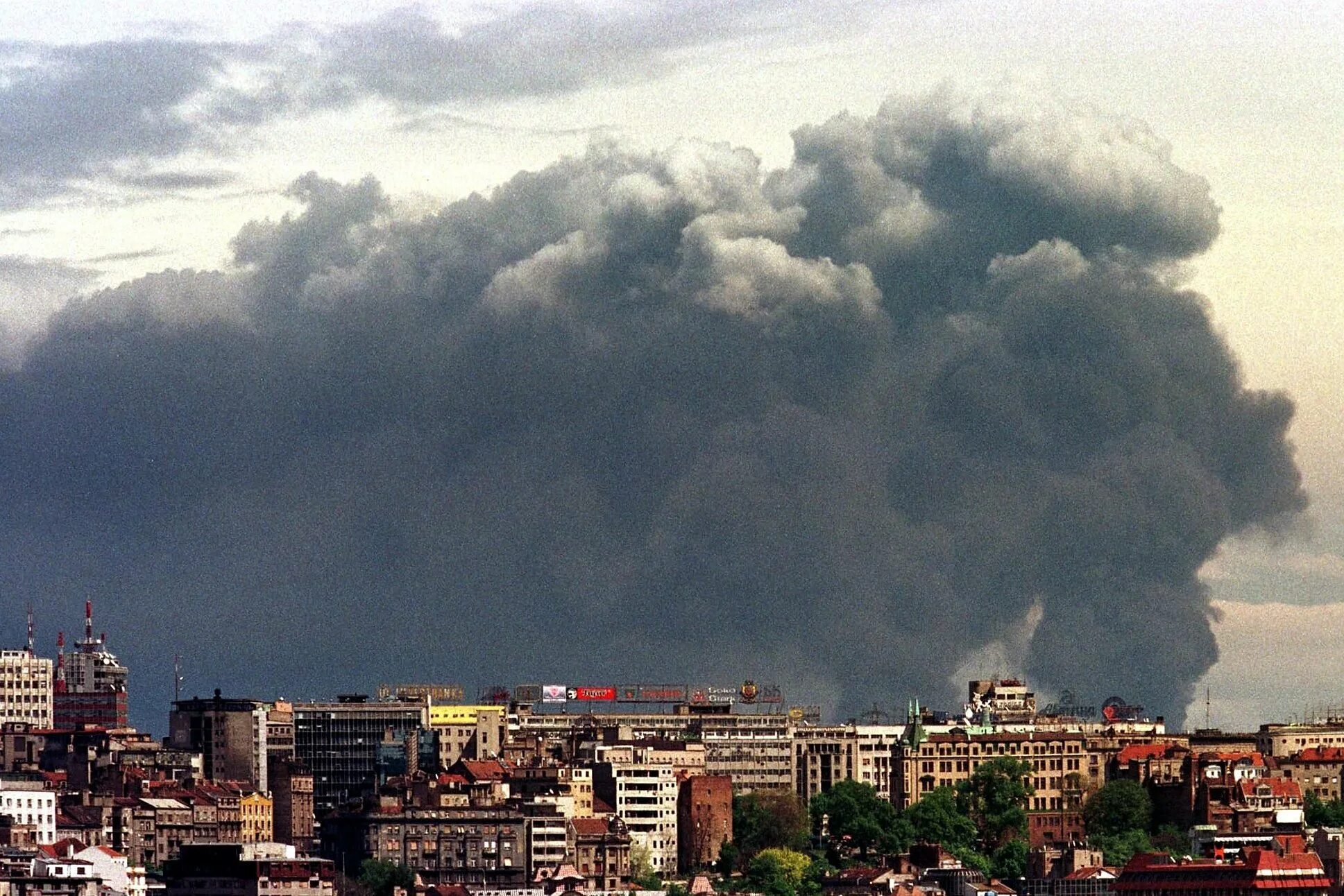 25 лет бомбардировок югославии. Бомбардировки НАТО Югославии 1999. Сербия бомбардировки НАТО 1999. Бомбардировка Белграда 1999. Бомбардировки Югославии 1999 Белград.