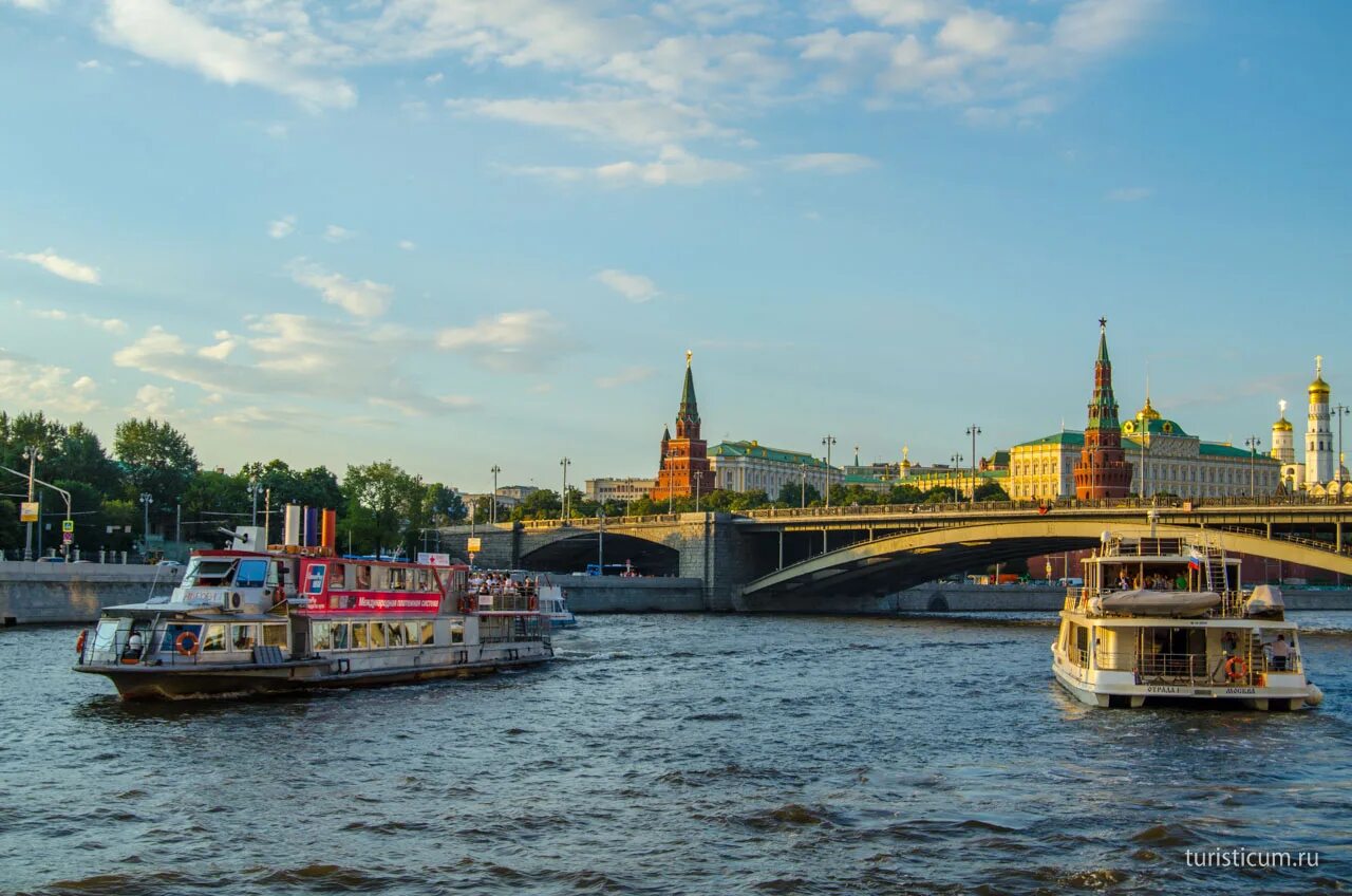 Большая река в москве. Теплоход Москва река. Прогулка по Москве реке. Речные прогулки Москва. Прогулка на теплоходе по Москве.