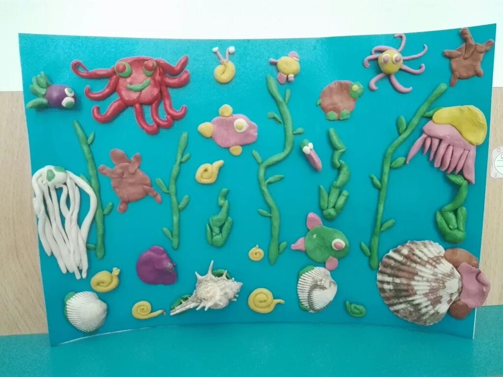 Подводный мир средней группе. Пластилинография для детей Морское дно. Лепка морские обитатели в старшей группе. Поделка подводный мир. Панно подводный мир в младшей группе.