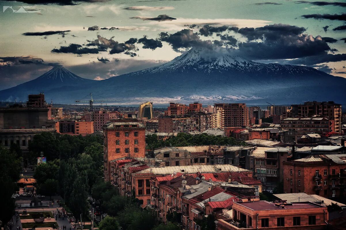 Белый ереван. Столица Армении Ереван. Армения столица Ереван панорама. Ереван 2023 город. Арарат (город, Армения) улица Ханджяна.