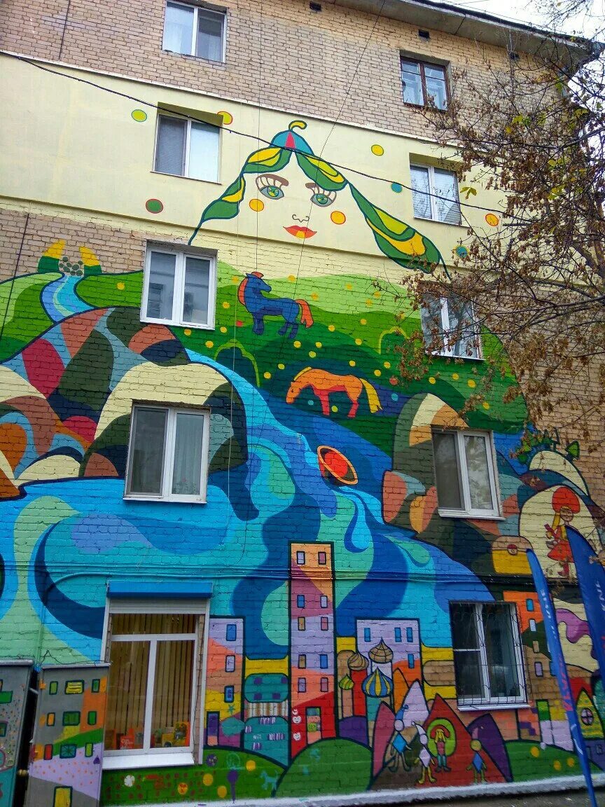 Центр дом в детском саду. Разрисованные фасады. раскрашенные фасады домов. роспись фасадов зданий. детский фасад.
