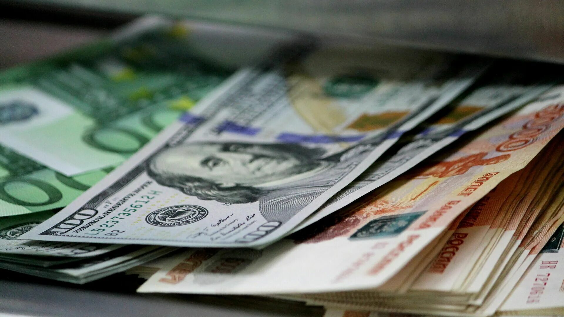 Рубль доллар наличный. Доллар и евро. Иностранная валюта. Доллар евро рубль. Доллары в рубли.