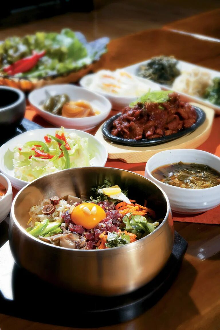 Южный обед. Чонджу Пибимпап. Корейская еда пибимпаб. Традиционные корейские блюда. Корейская Национальная кухня.