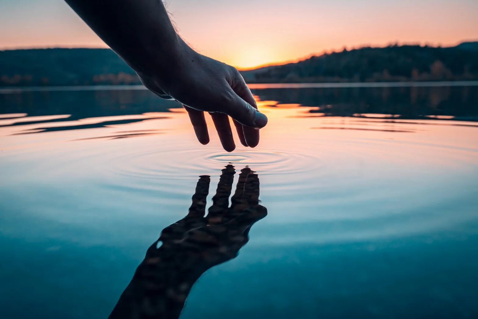 Отражение в воде. Отражение человека в воде. Пальцем по воде. Отражение руки. Glimpse of your reflection