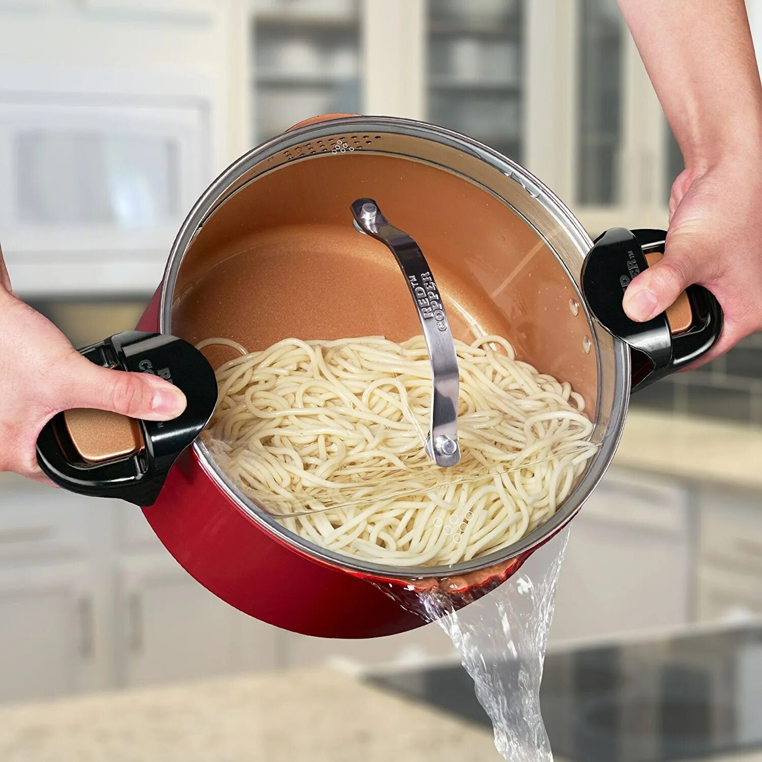 Промывать ли спагетти после варки. Дуршлаг для макарон. Сливаем макароны в дуршлаг. Стрейнер для кастрюли макарона. Варка макарон.