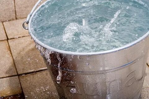 Ведро дало течь и вода стала