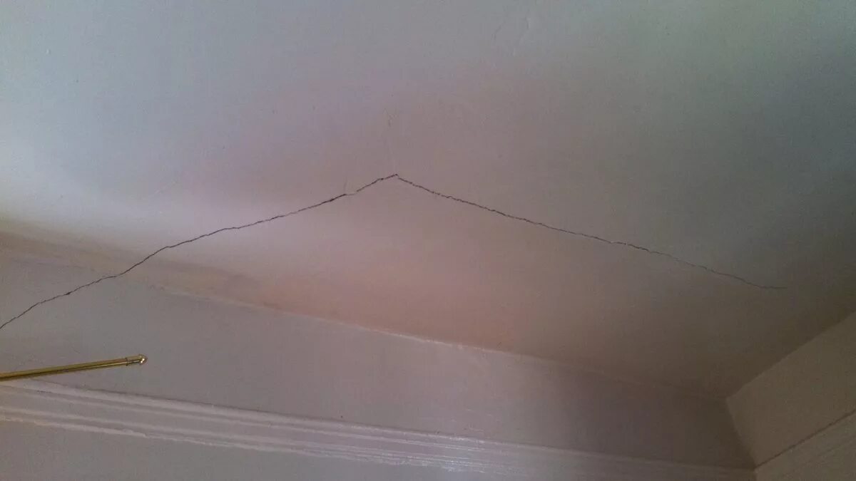 Трещины на гипсокартонном потолке. Трещины на потолке из гипсокартона. Диагональные трещины на потолке. Трещины гипсокартон потолок.