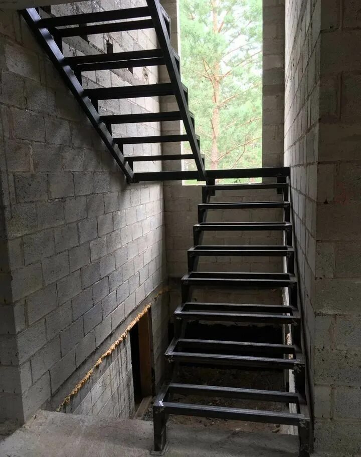 Металлическая лестница. Лестница из металла. Лестница на металлическом каркасе. Металлическая лестница в доме.