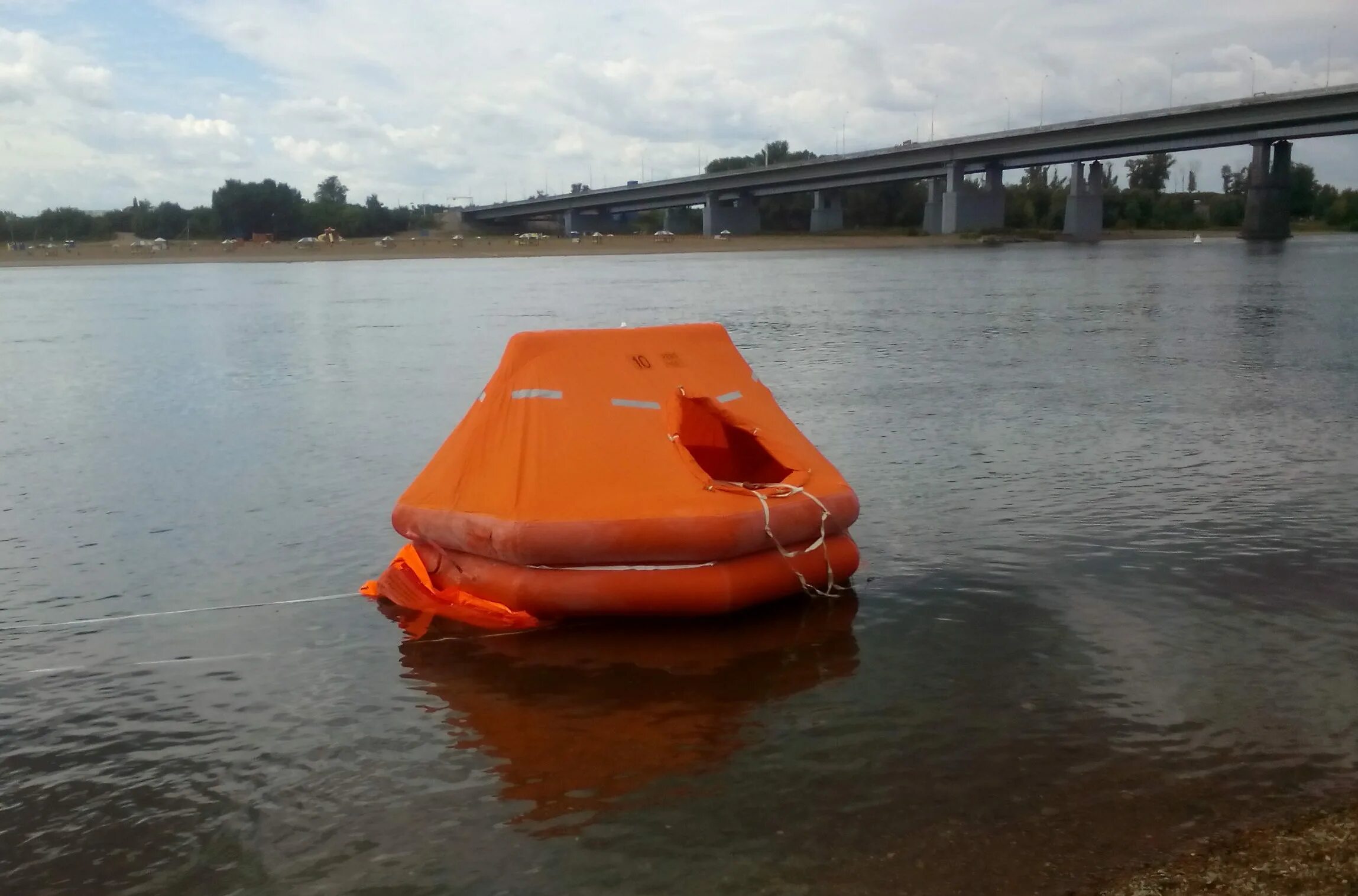 Спасательный плот на воде