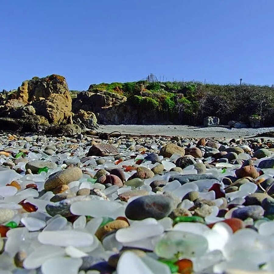 Белые камни где находится. Стеклянный пляж, Форт-Брэгг, Калифорния. Стеклянный пляж Гласс Бич Калифорния. Форт Брэгг Калифорния пляж. Галечный пляж Анапа камни.